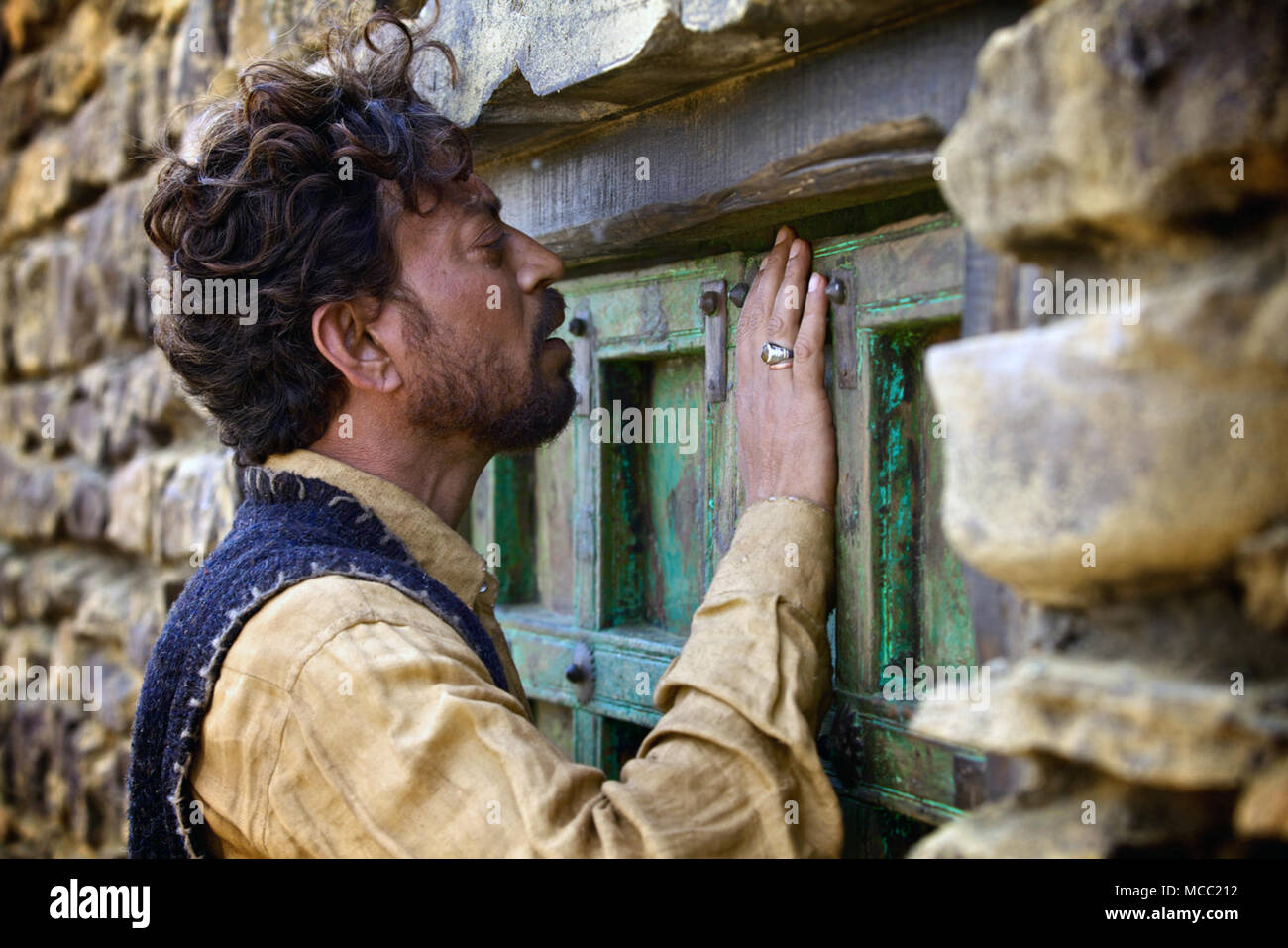 La canzone di scorpioni è un 2017 Indian Hindi-language film di fiction scritto e diretto da Anup Singh. Questa fotografia è per il solo uso editoriale ed è il copyright del film company e/o il fotografo assegnato dal film o società di produzione e può essere riprodotto solo da pubblicazioni in congiunzione con la promozione del film di cui sopra. Un credito per il film company è richiesto. Il fotografo deve anche essere accreditato quando noto. Foto Stock