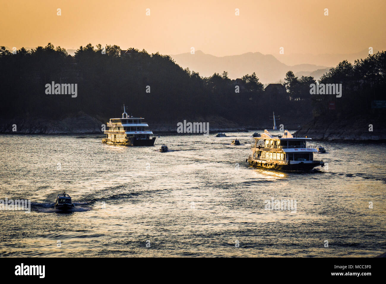 I traghetti e gli yacht tornano al molo, al lago Qiandao, alla contea di Chun'an, a Hangzhou, alla provincia di Zhejiang, in Cina. Foto Stock