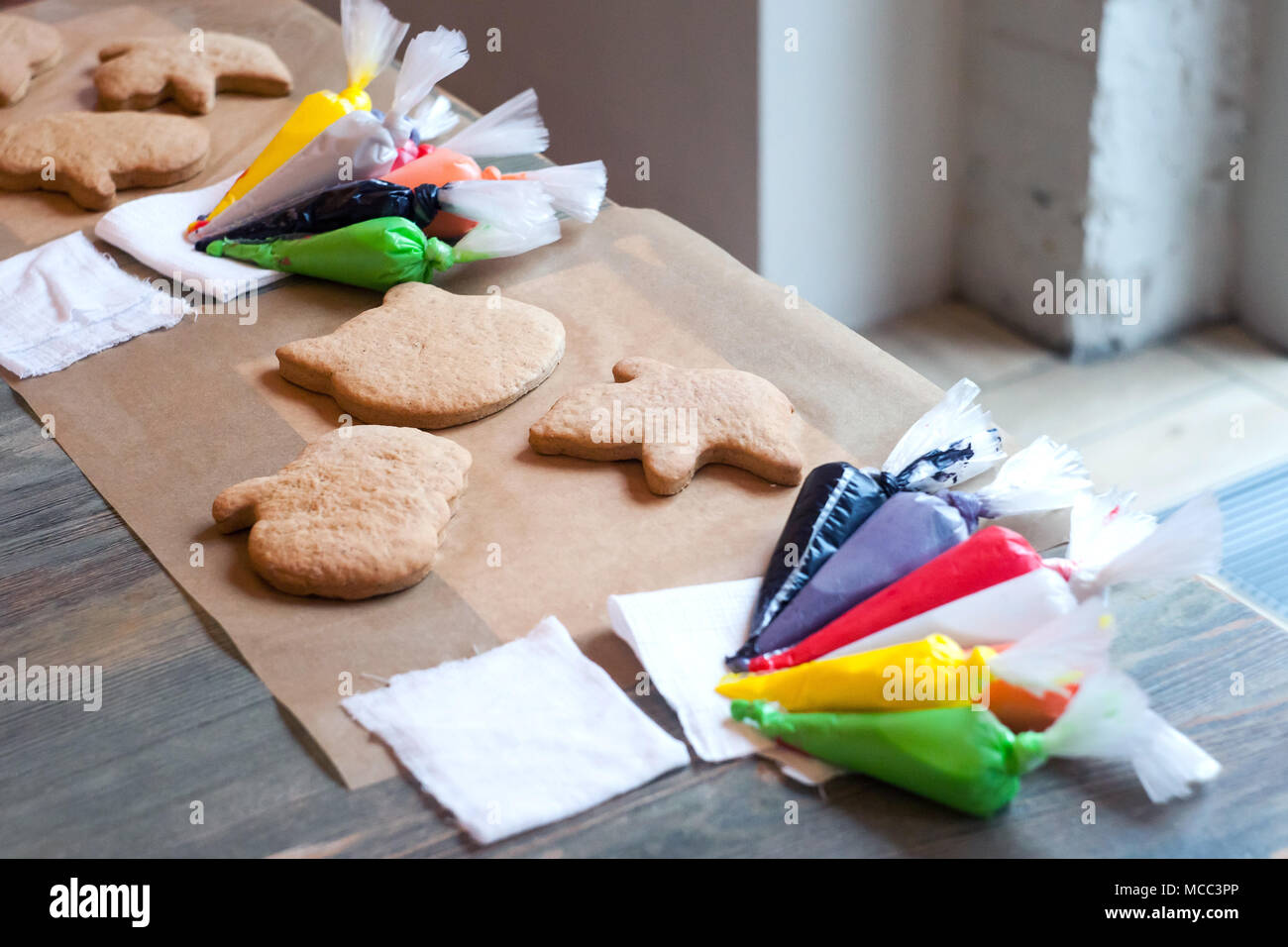 Preparazione per la classe culinaria - il decor del panpepato torta con smalto sulle tavole si trovano materiali per il lavoro Foto Stock