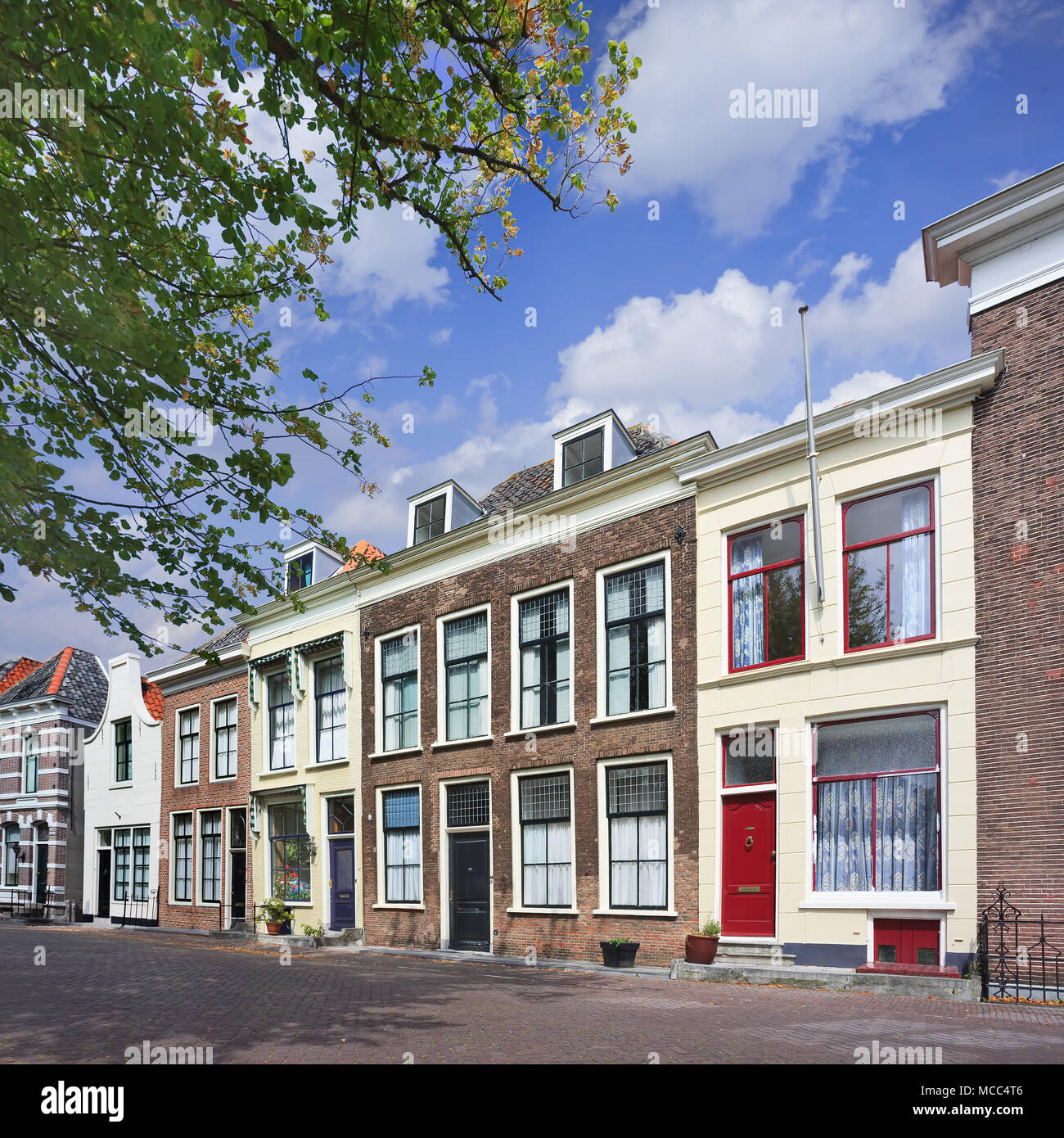 Fila di storiche case in mattoni, Zierikzee, Paesi Bassi Foto Stock