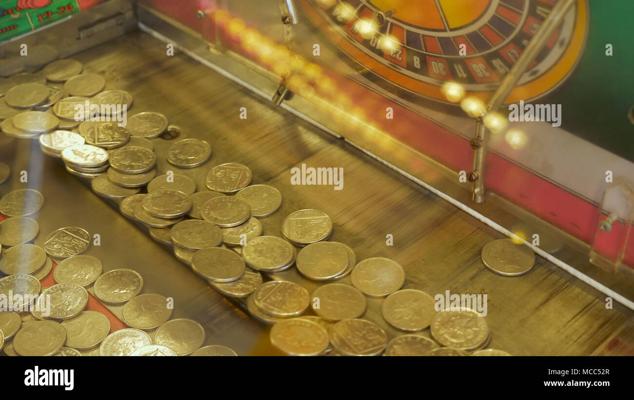 Casino slot machine riempito con British 10 pence monete. Foto Stock