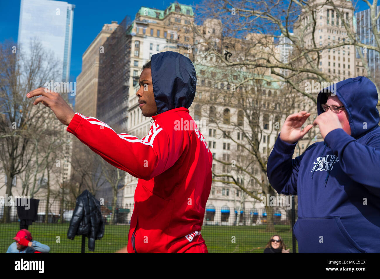 Rallegrandosi per la street art in Battery Park, New York City, aprile 2018. Foto Stock