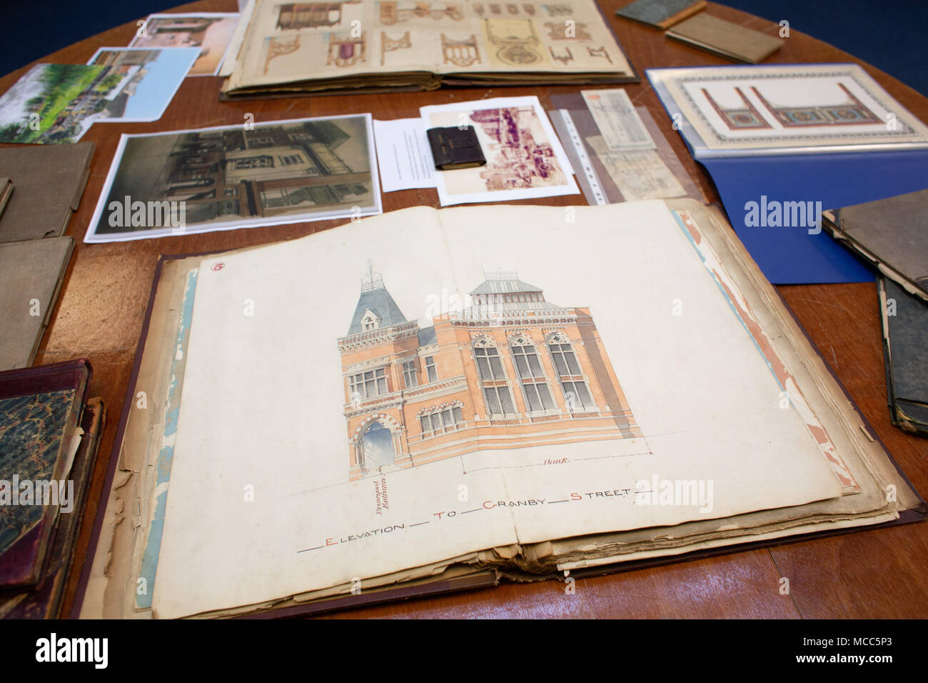 Un display dell'architetto Giuseppe Goddard di disegni e bozzetti in mostra presso il Tempio ISKCON a Leicester. Foto Stock