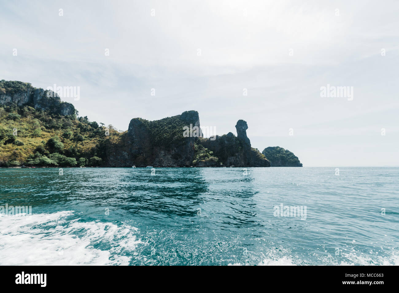 Isole al largo della costa di Krabi, Thailandia. Foto Stock