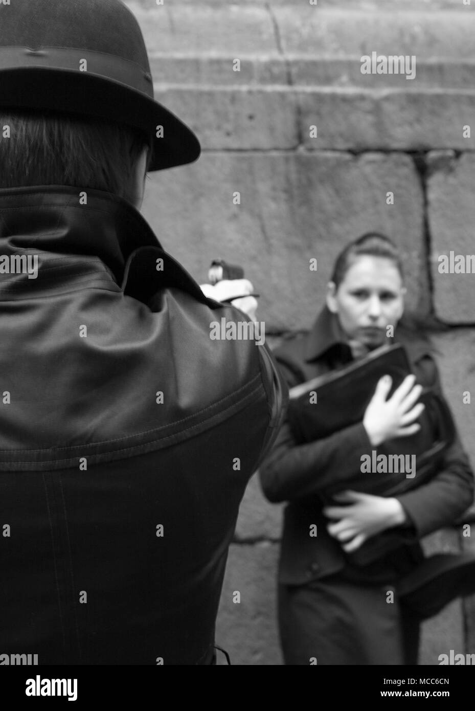 Ritratto di uomo minaccia la donna con una pistola Foto Stock