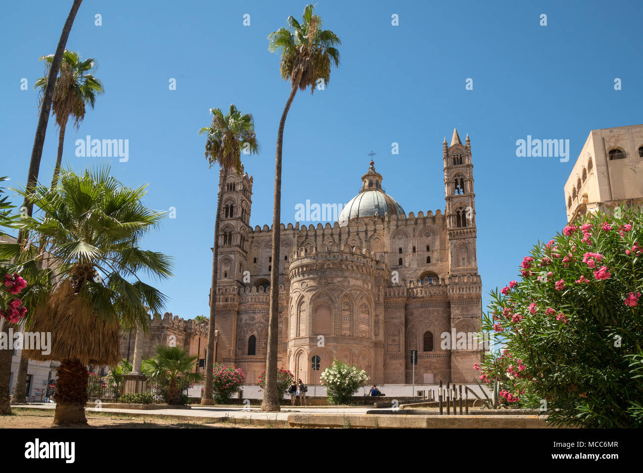 Il lato est del 'Cattedrale normanna', la Cattedrale di Palermo, Sicilia, Italia come visto dalla Piazza Sett'Angeli. Foto Stock