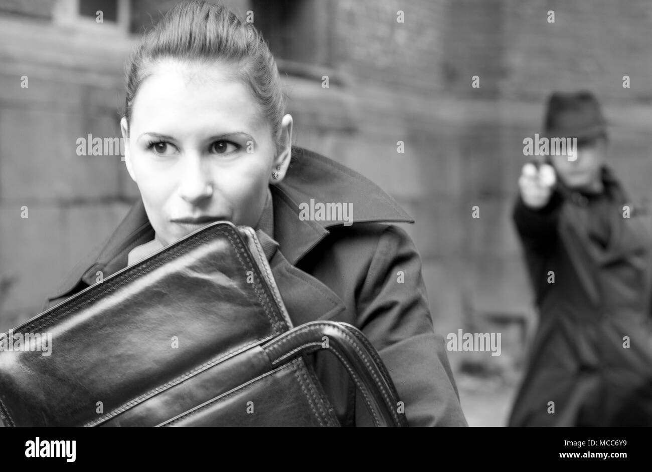 L'uomo minaccia la donna con una pistola Foto Stock