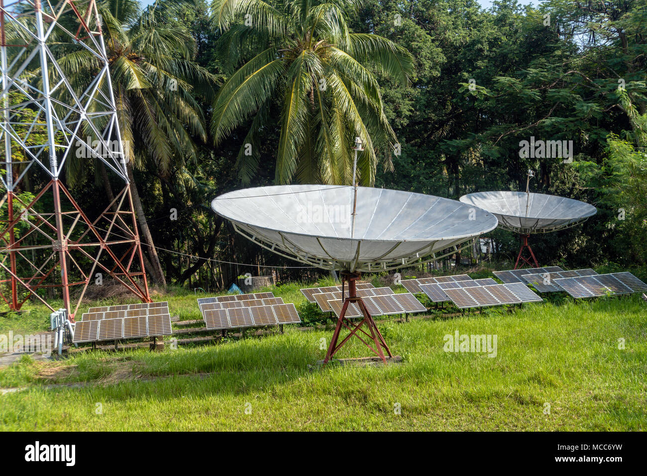 Moderna parabola satellitare e pannelli solari nella giungla foresta.  parabola satellitare, antenna satellitare, ricevitore satellitare Foto  stock - Alamy
