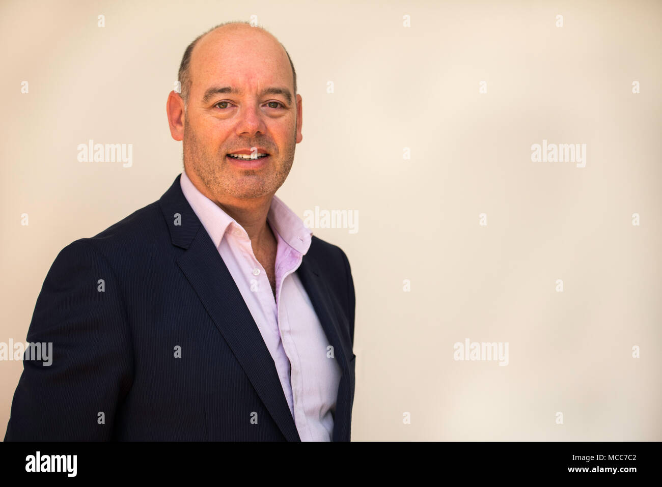 Un leggermente sovrappeso imprenditore vestito in business abbigliamento casual con nessun vincolo Foto Stock