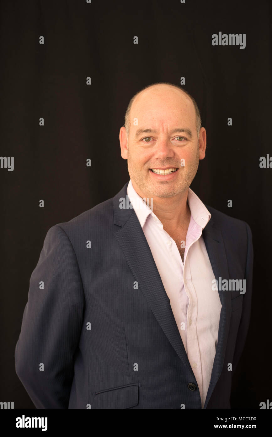 Un leggermente sovrappeso imprenditore vestito in business abbigliamento casual con nessun vincolo Foto Stock