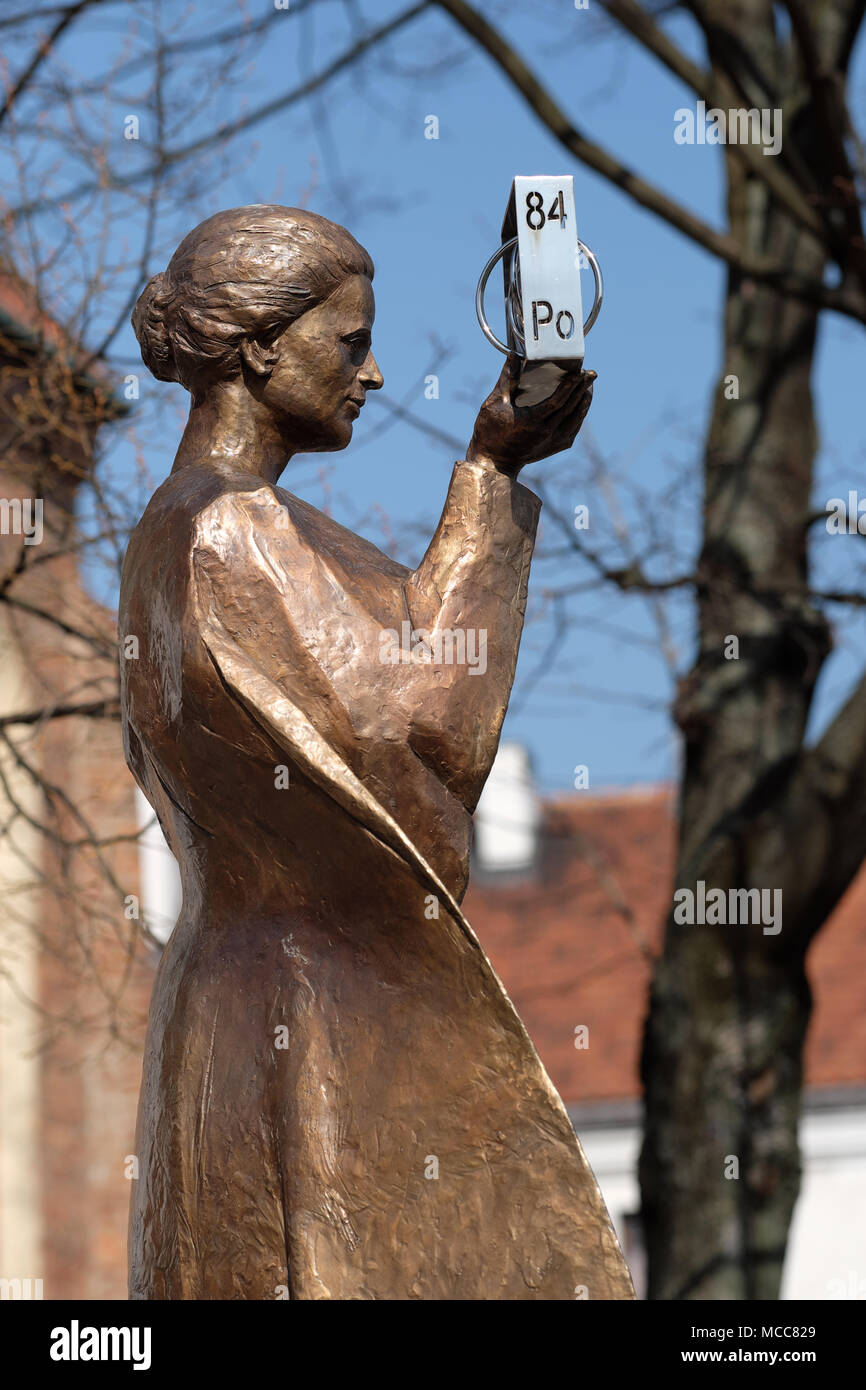 Varsavia Polonia statua di scienziata polacca Marie Sklodowska Curie tenendo un modello di un atomo del polonio dall artista Bronislaw Krzysztof Foto Stock