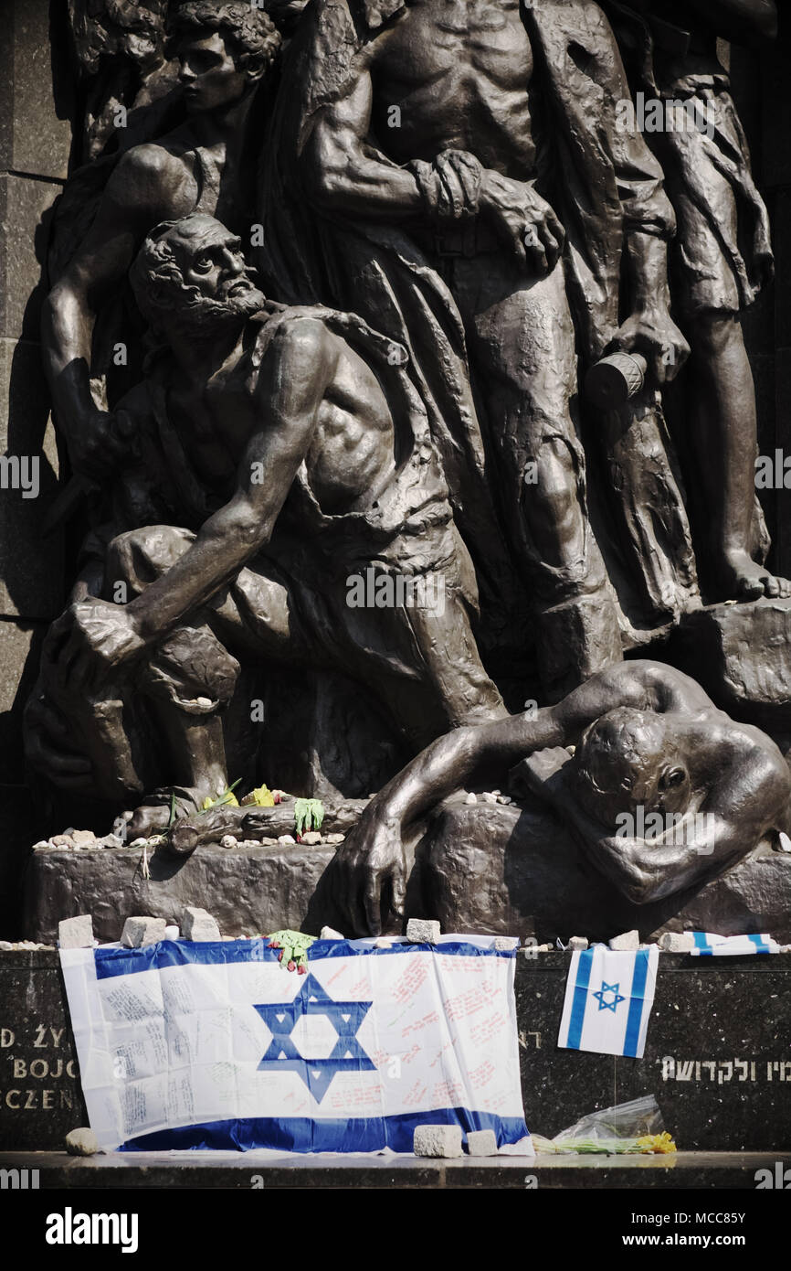 Varsavia Polonia dettaglio del monumento al Ghetto eroi con le bandiere di Israele a sinistra dai visitatori Foto Stock