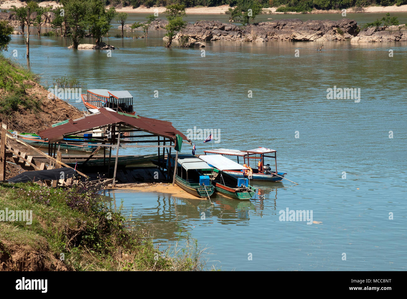 Preah Rumkel Cambogia, barche nella porta sul lato cambogiano del confine del Laos Foto Stock