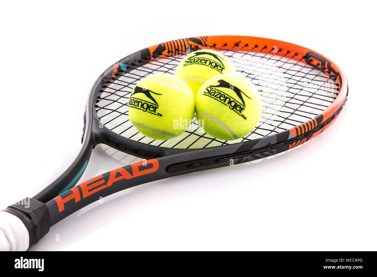 SWINDON, Regno Unito - 15 Aprile 2018: Testa Racchetta da Tennis e Slazenger sfera su sfondo bianco Foto Stock