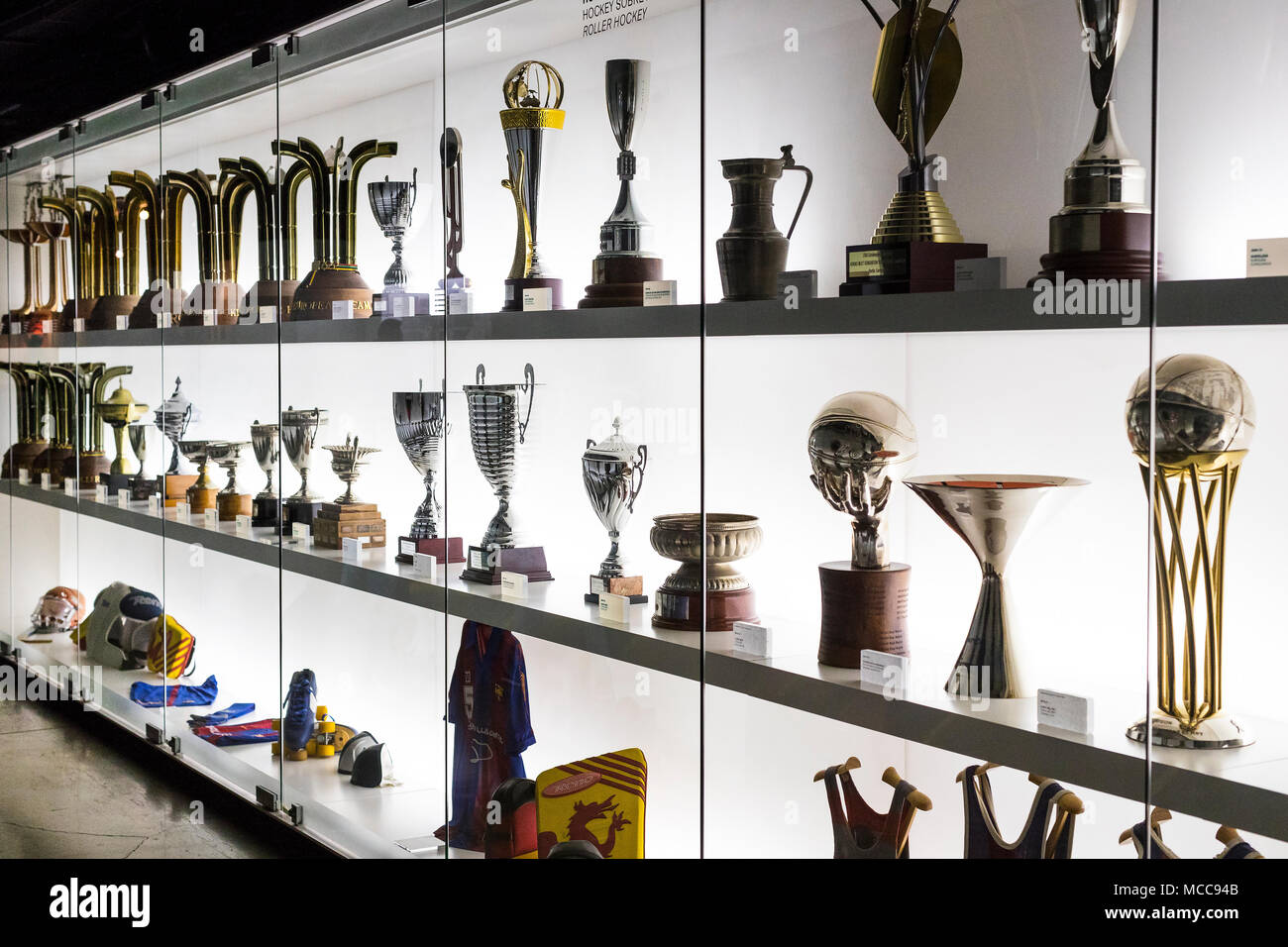 Barcellona, Spagna - 12 gennaio 2018: il museo di trofei di coppe e premi della squadra FC Barcelona nel del Camp Nou. Foto Stock
