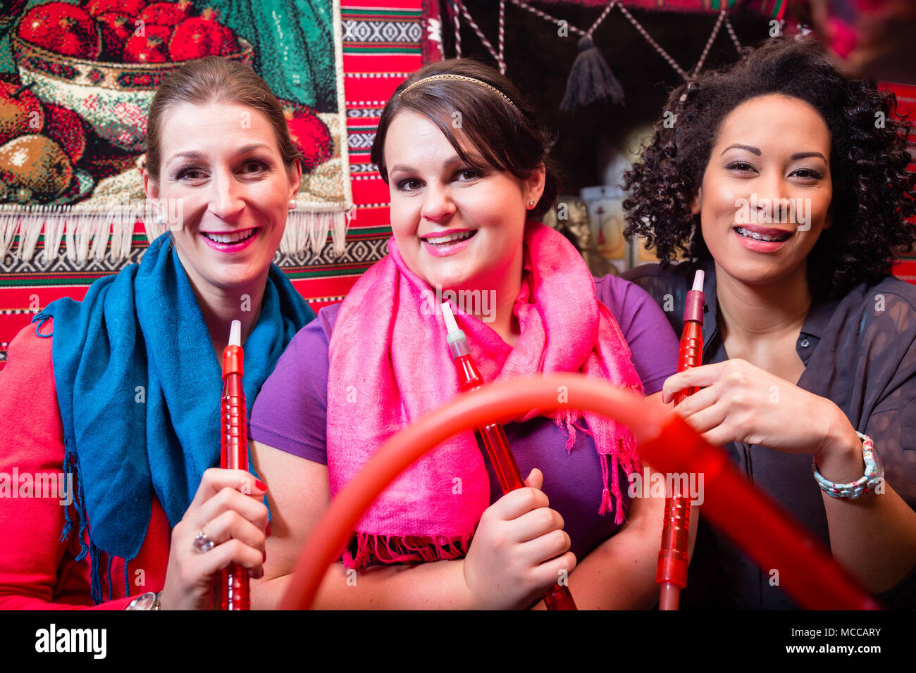 Le donne godono hookah o shisha in oriental cafe Foto Stock