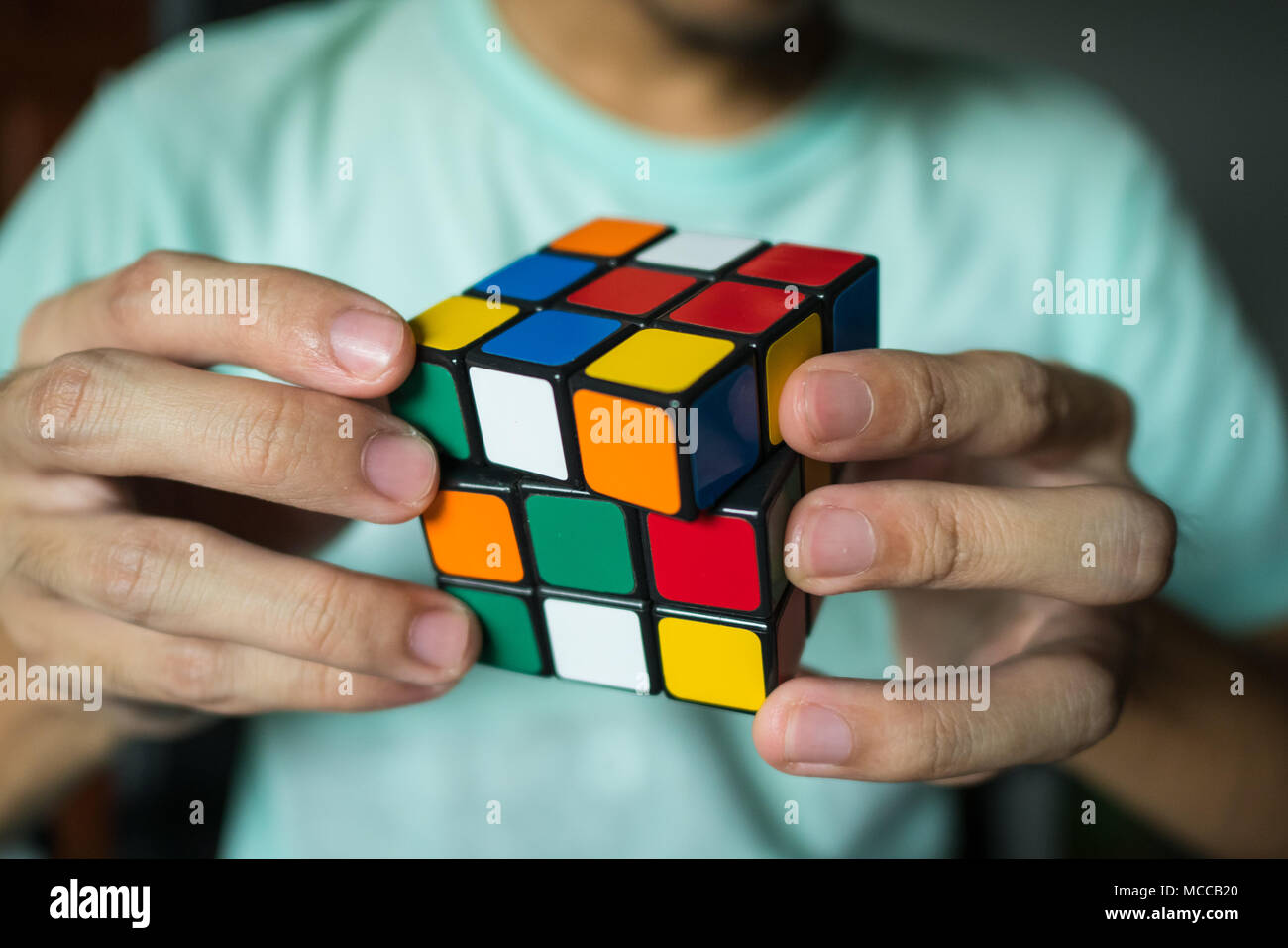 Bangkok, Tailandia - 27 Marzo 2018 : un uomo a risolvere il cubo di Rubik. Foto Stock