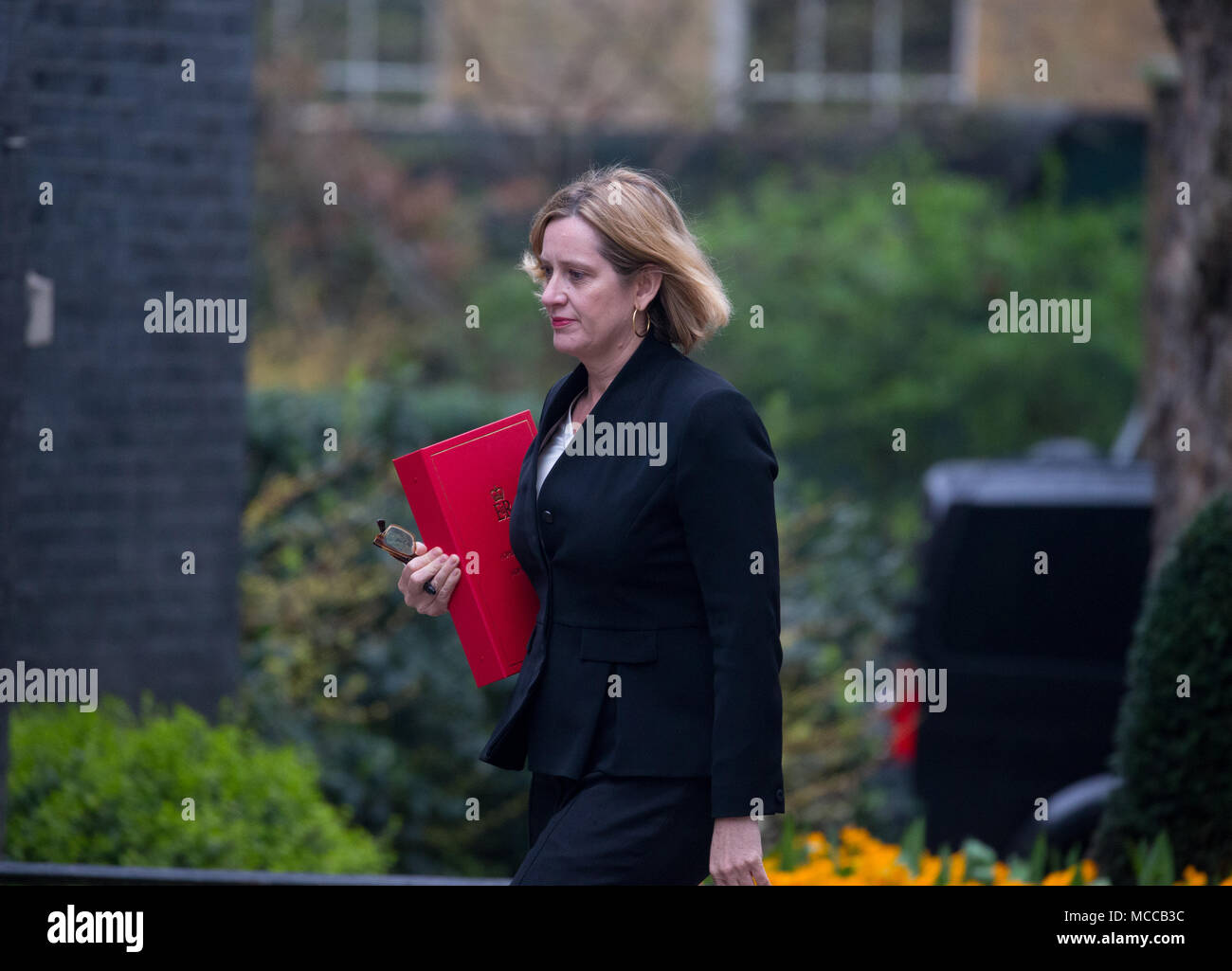 Home Secretary, Ambra Rudd, arriva a Downing Street per la guerra di emergenza armadio riunione per discutere della situazione in Siria. Foto Stock