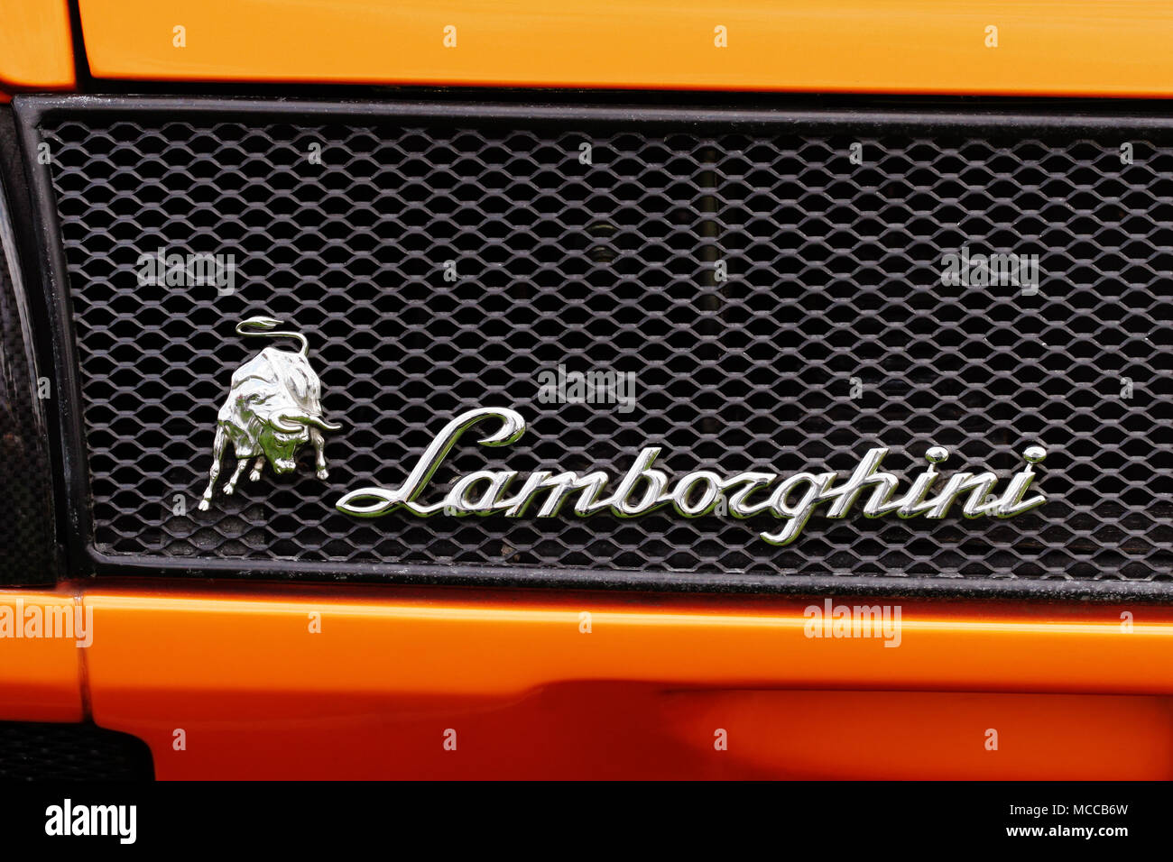 Primo piano dettaglio della Lamborghini stemma emblema di branding e il famoso Lamborghini toro simbolo mascotte sulla parte posteriore di un arancione Lamborghini Diablo GT. Foto Stock
