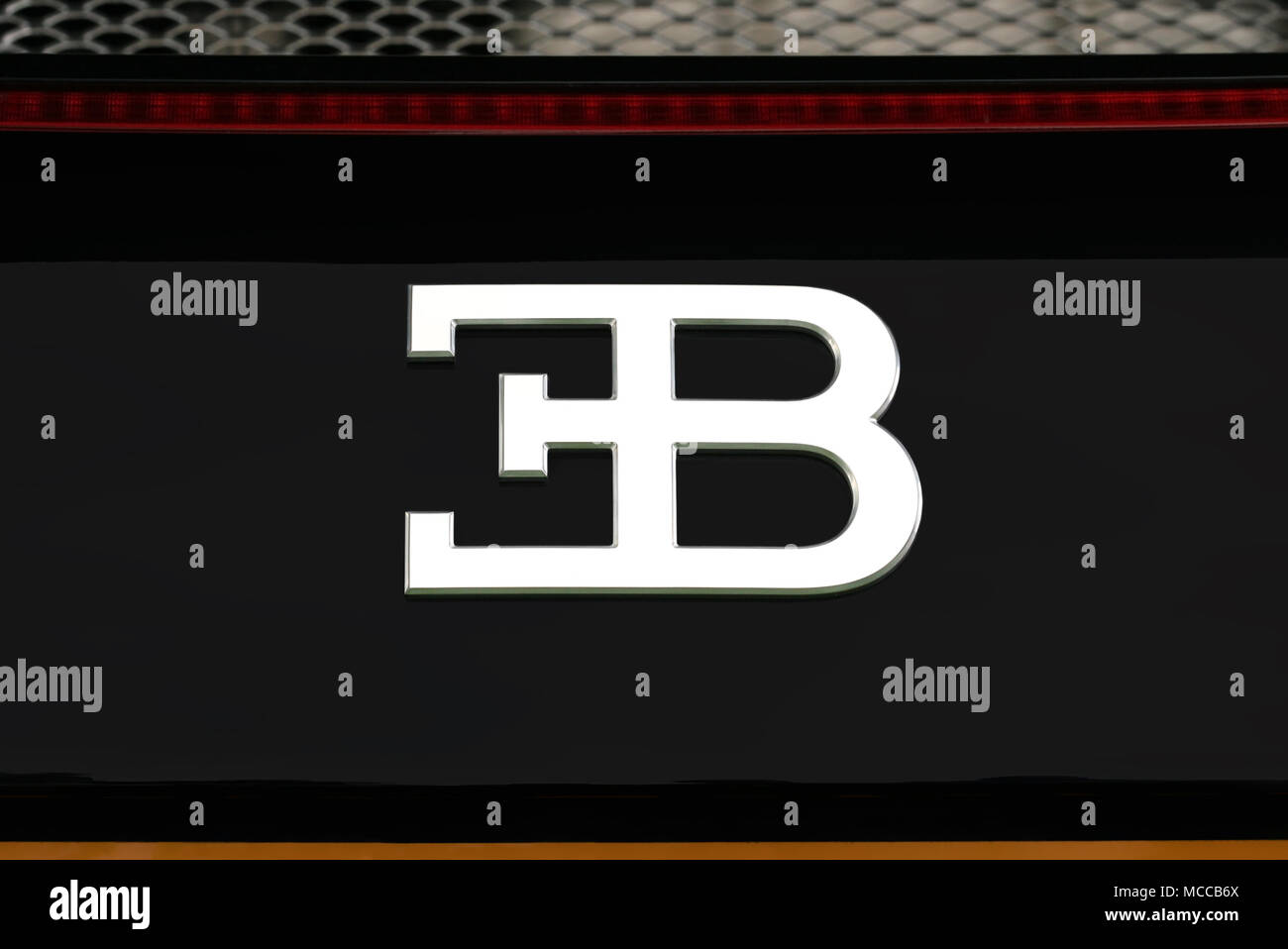 Primo piano dettaglio di una Bugatti Logo e branding su un nero Bugatti Veyron. Foto Stock