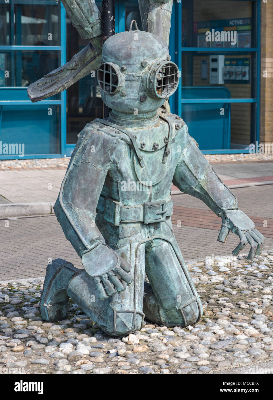 Statua di metallo del mare profondo subacquei, Whitstable Kent Foto Stock