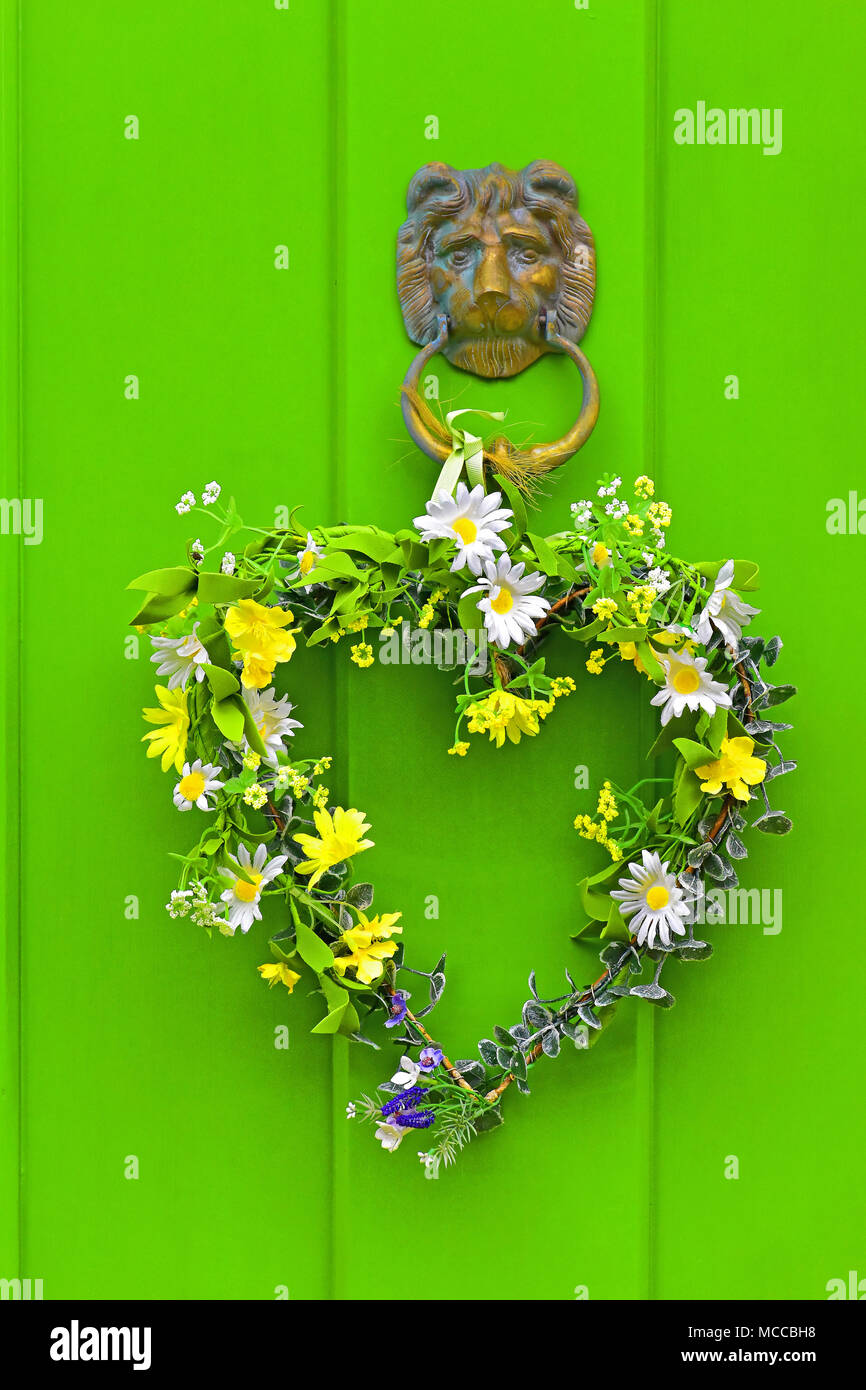 Sportello Verde con il cuore a forma di corona a molla Foto Stock
