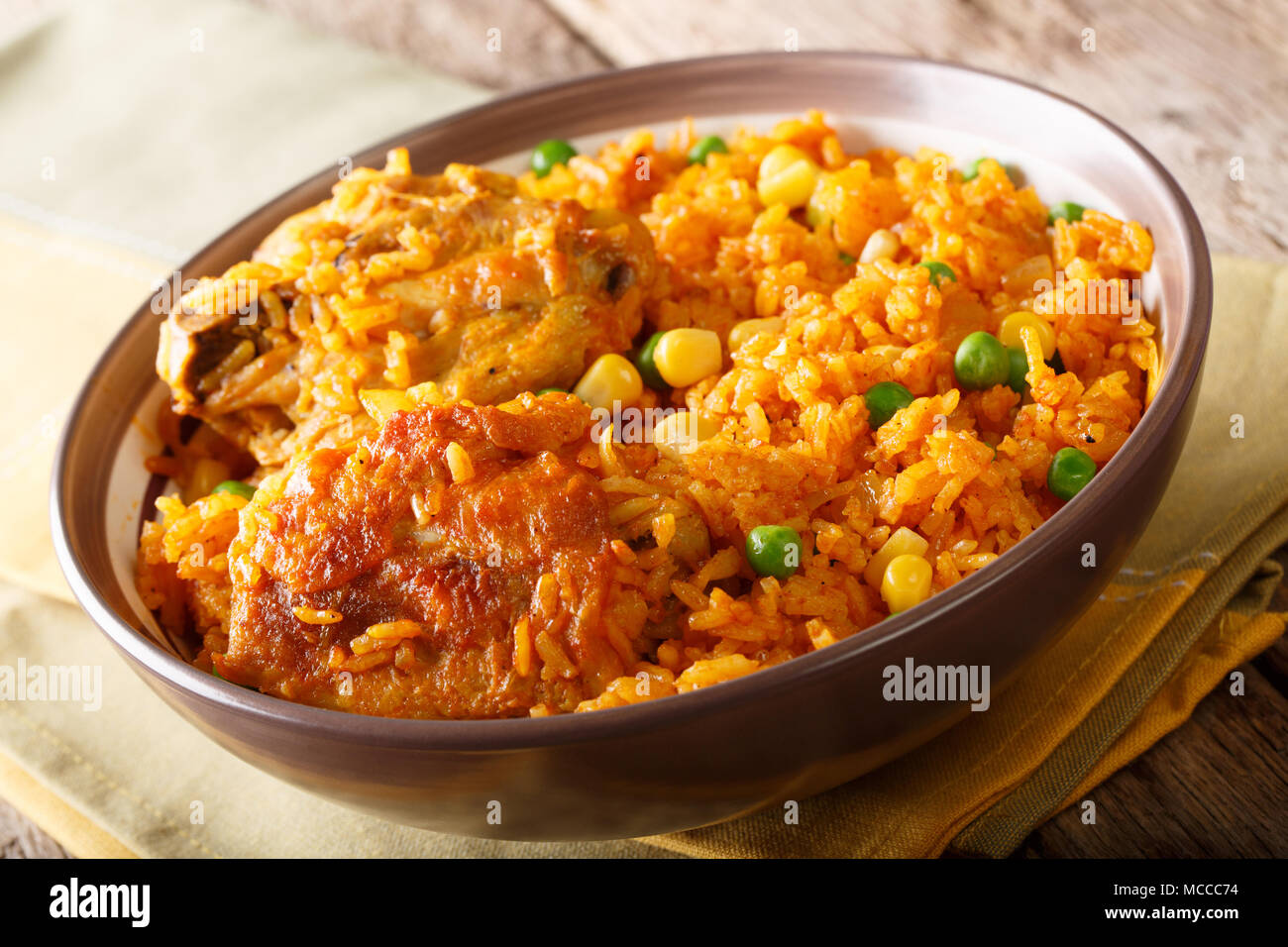 Galinhada - spezzatino di pollo, tipico piatto brasiliano. fatta di riso con pollo, lo zafferano e verdure close-up su una piastra. Posizione orizzontale Foto Stock