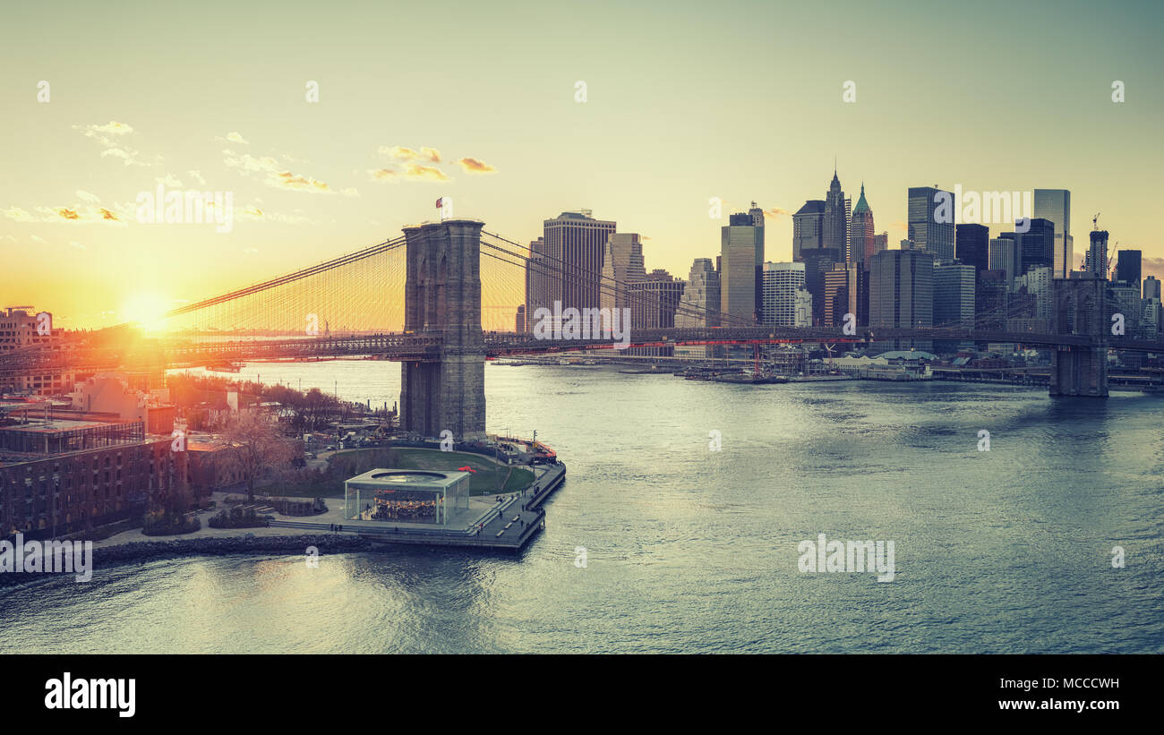 Il ponte di Brooklyn e Manhattan al tramonto Foto Stock