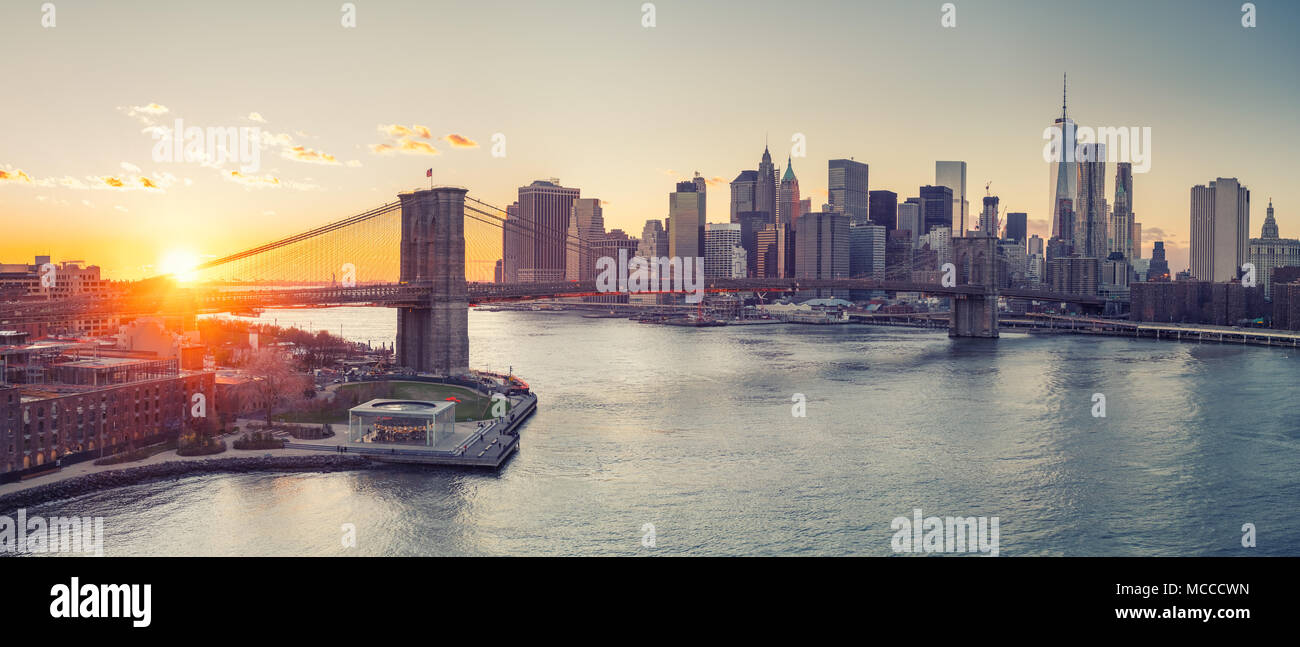Il ponte di Brooklyn e Manhattan al tramonto Foto Stock