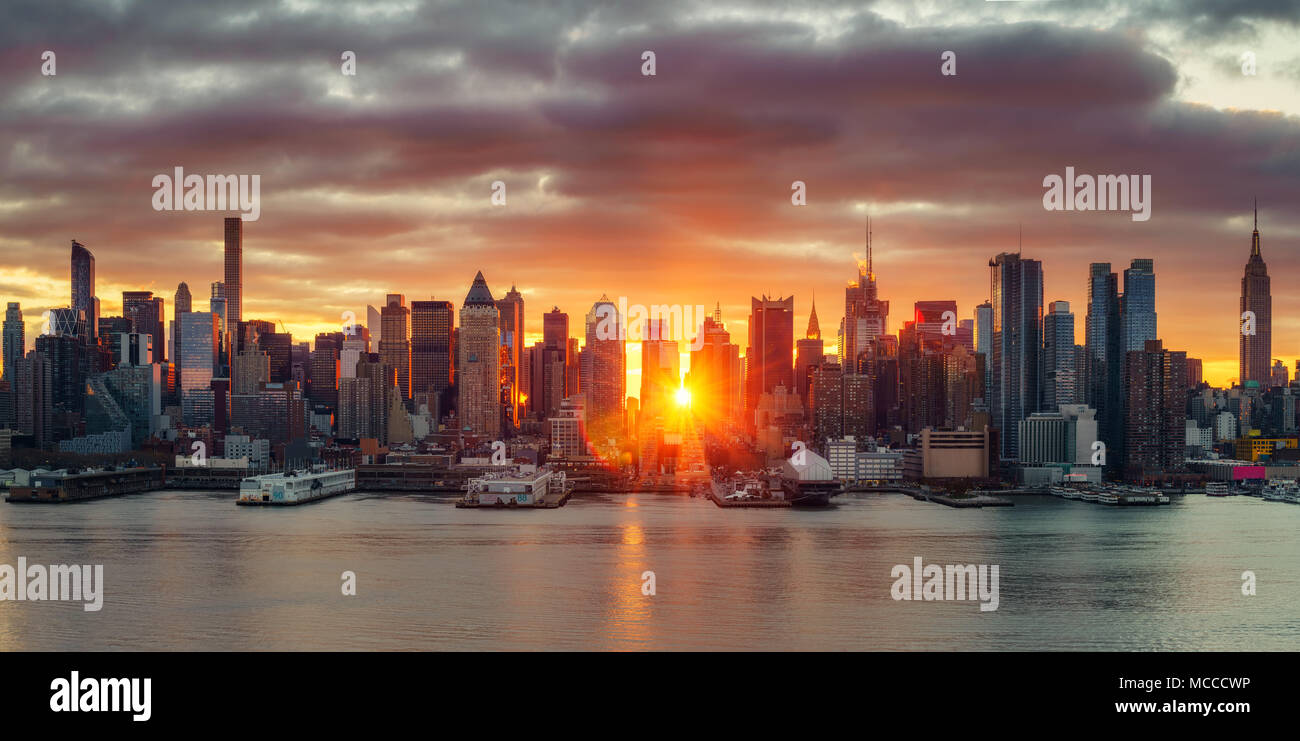 Luminosa alba sopra Manhattan Foto Stock