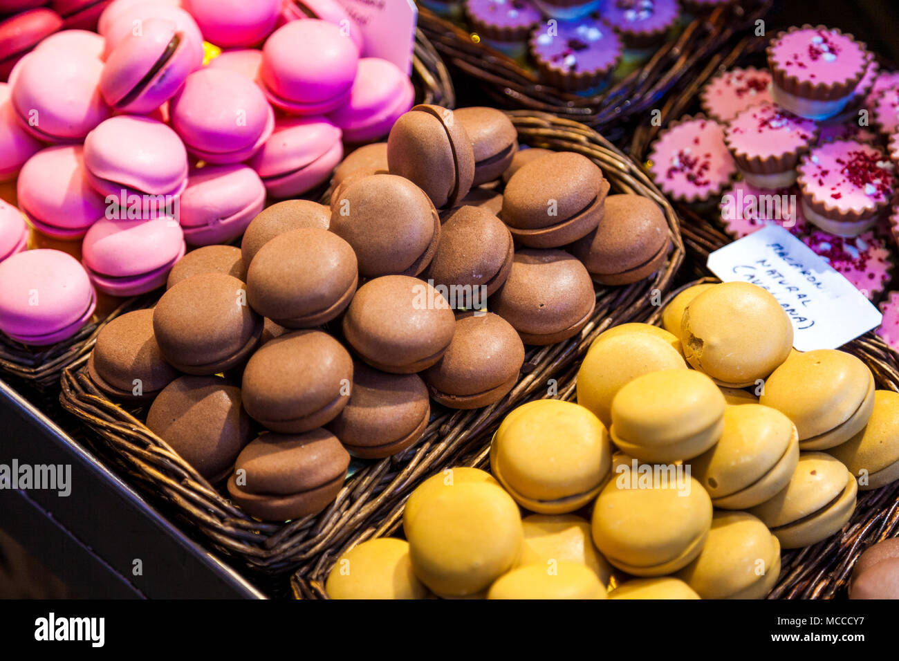 Lo spagnolo maccheroni a una pressione di stallo di dolci al mercato La Boqueria a Barcellona, Spagna Foto Stock