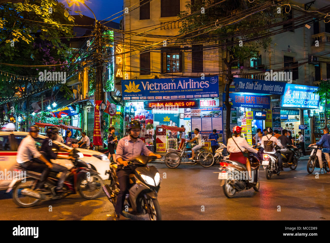 Occupato il traffico in moto di notte nel quartiere vecchio di Hanoi. Negli ultimi decenni le motociclette hanno superato le biciclette come la principale forma di trasporto Foto Stock