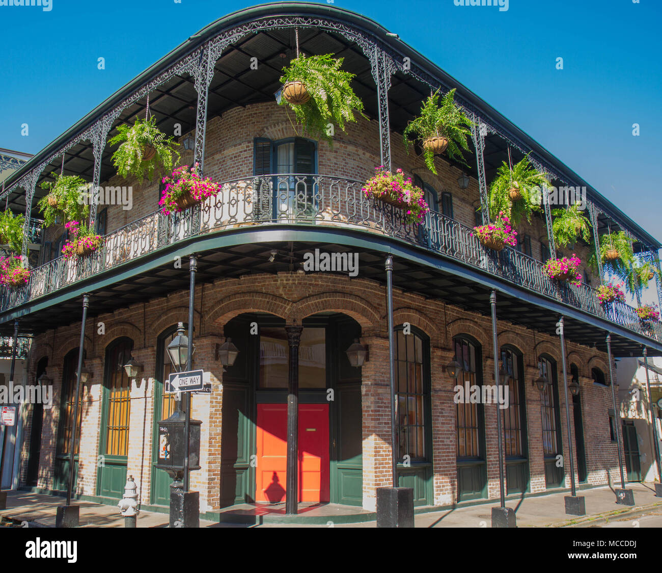 Quartiere Francese di Architettura, New Orleans, Louisiana, Stati Uniti. Costruito nel XVIII secolo spagnolo stile architettonico con dei balconi in ferro. Foto Stock