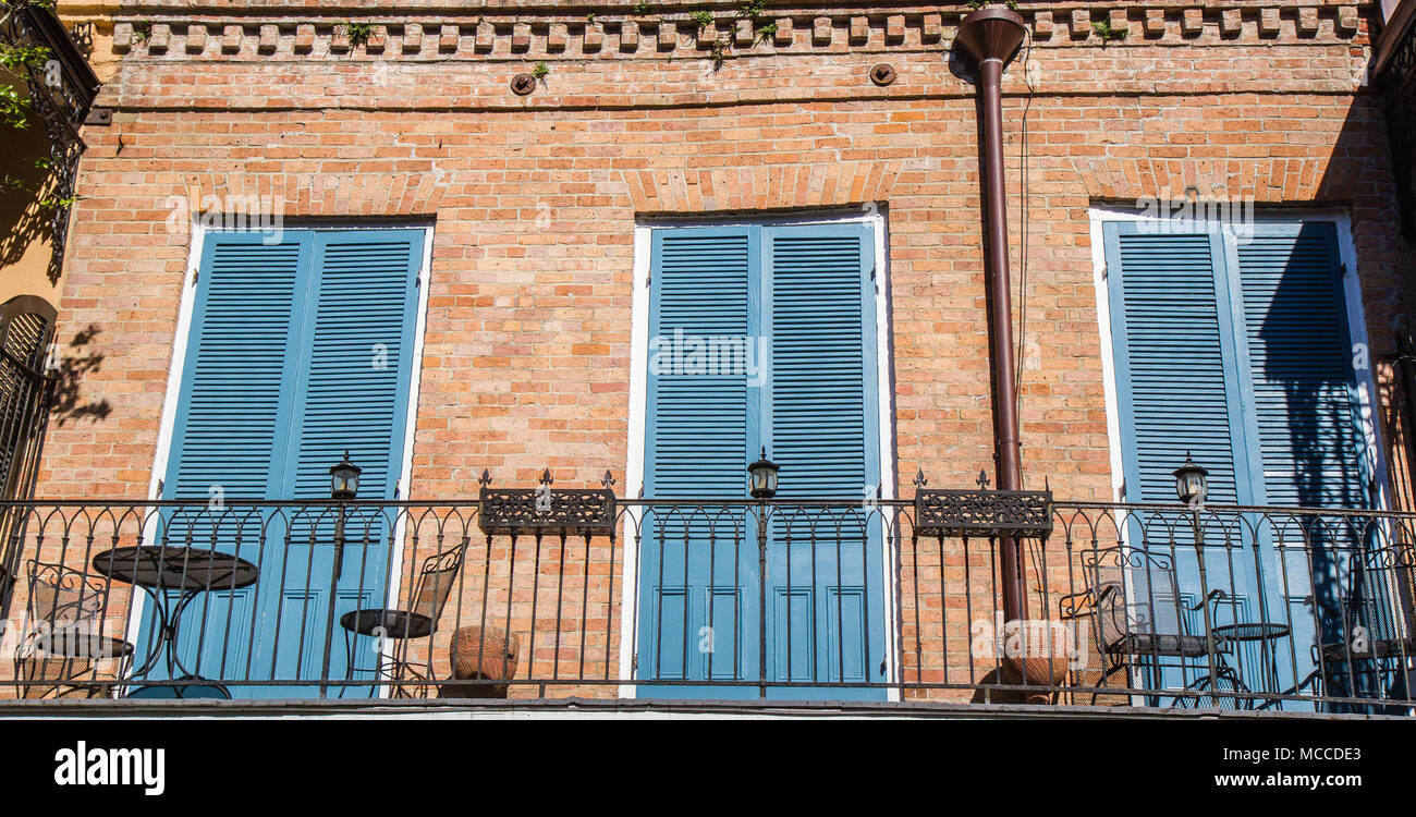 Quartiere Francese di Architettura, New Orleans, Louisiana, Stati Uniti. Costruito nel XVIII secolo spagnolo stile architettonico con dei balconi in ferro. Foto Stock Quartiere Francese di Architettura, New Orleans, Louisiana, Stati Uniti. Costruito nel XVIII secolo spagnolo stile architettonico con dei balconi in ferro. Foto Stock