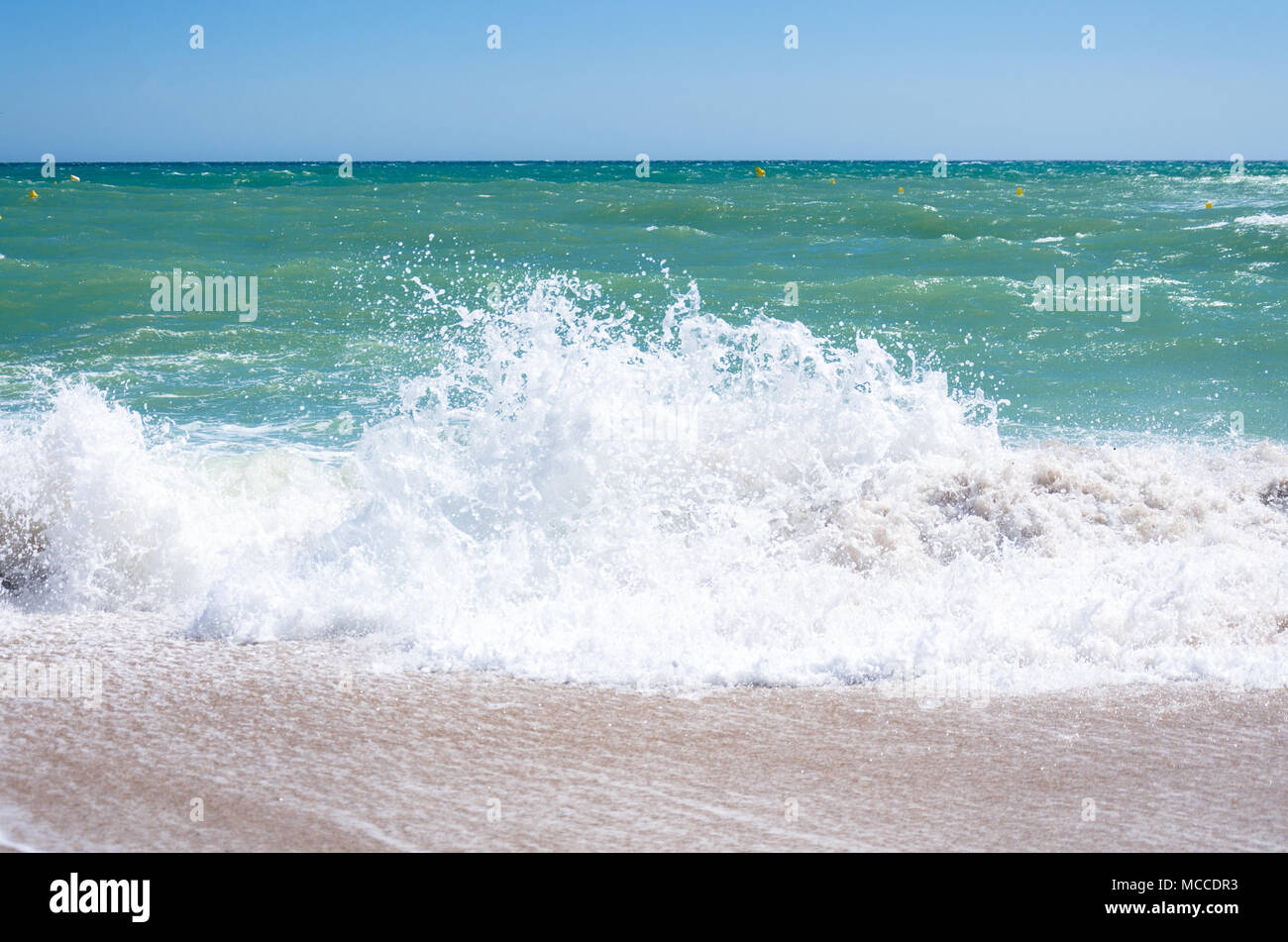 Onde che si infrangono sulla spiaggia. Foto Stock