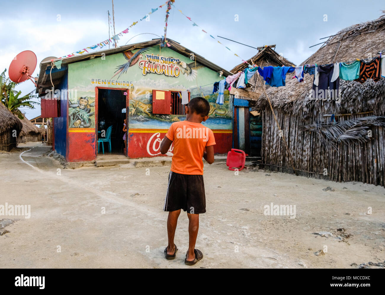 Guna Yala, Panama - marzo 2018: ragazzo davanti al supermercato (mini super) nelle zone rurali la Kuna Village, isole San Blas Foto Stock