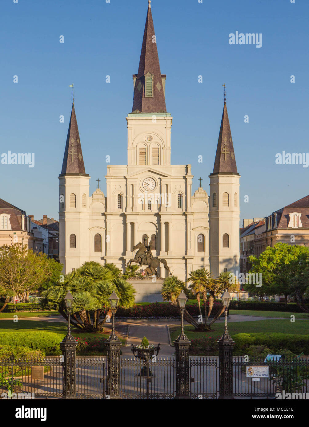 Cattedrale di San Louis, Jackson Square, Louisiana, Stati Uniti. Cattedrale è bagnata in golden. La luce del mattino. L'immagine orizzontale con bandiera americana. Foto Stock Cattedrale di San Louis, Jackson Square, Louisiana, Stati Uniti. Cattedrale è bagnata in golden. La luce del mattino. L'immagine orizzontale con bandiera americana. Foto Stock