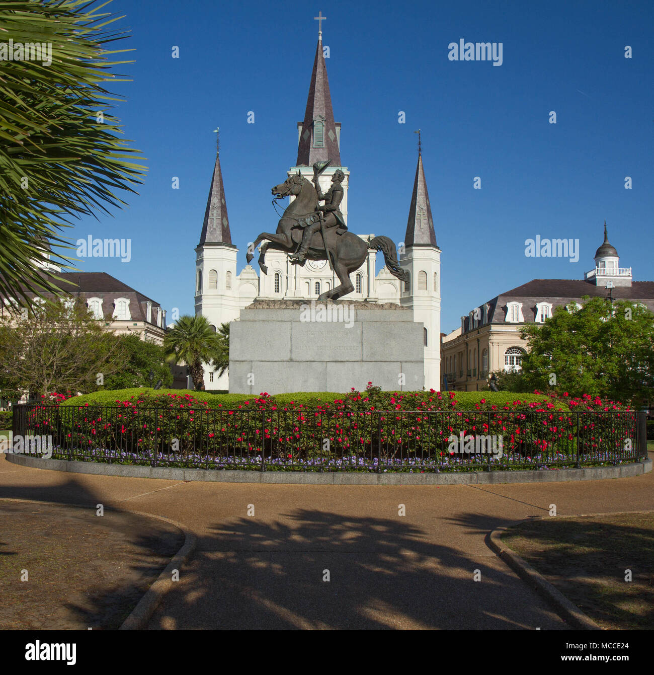 Cattedrale di San Louis, Jackson Square, Louisiana, Stati Uniti. Colore immagine verticale con Andrew Jackson statua in primo piano con fiori di colore rosso. Foto Stock Cattedrale di San Louis, Jackson Square, Louisiana, Stati Uniti. Colore immagine verticale con Andrew Jackson statua in primo piano con fiori di colore rosso. Foto Stock