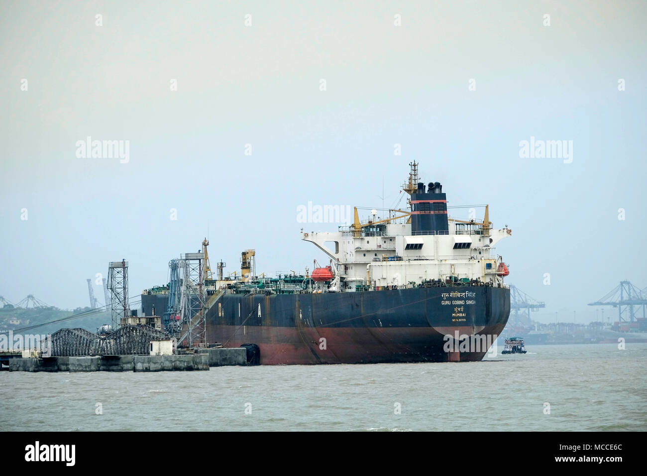 Il Guru Gobind Singh petrolio greggio tanker nel porto di Mumbai, India Foto Stock