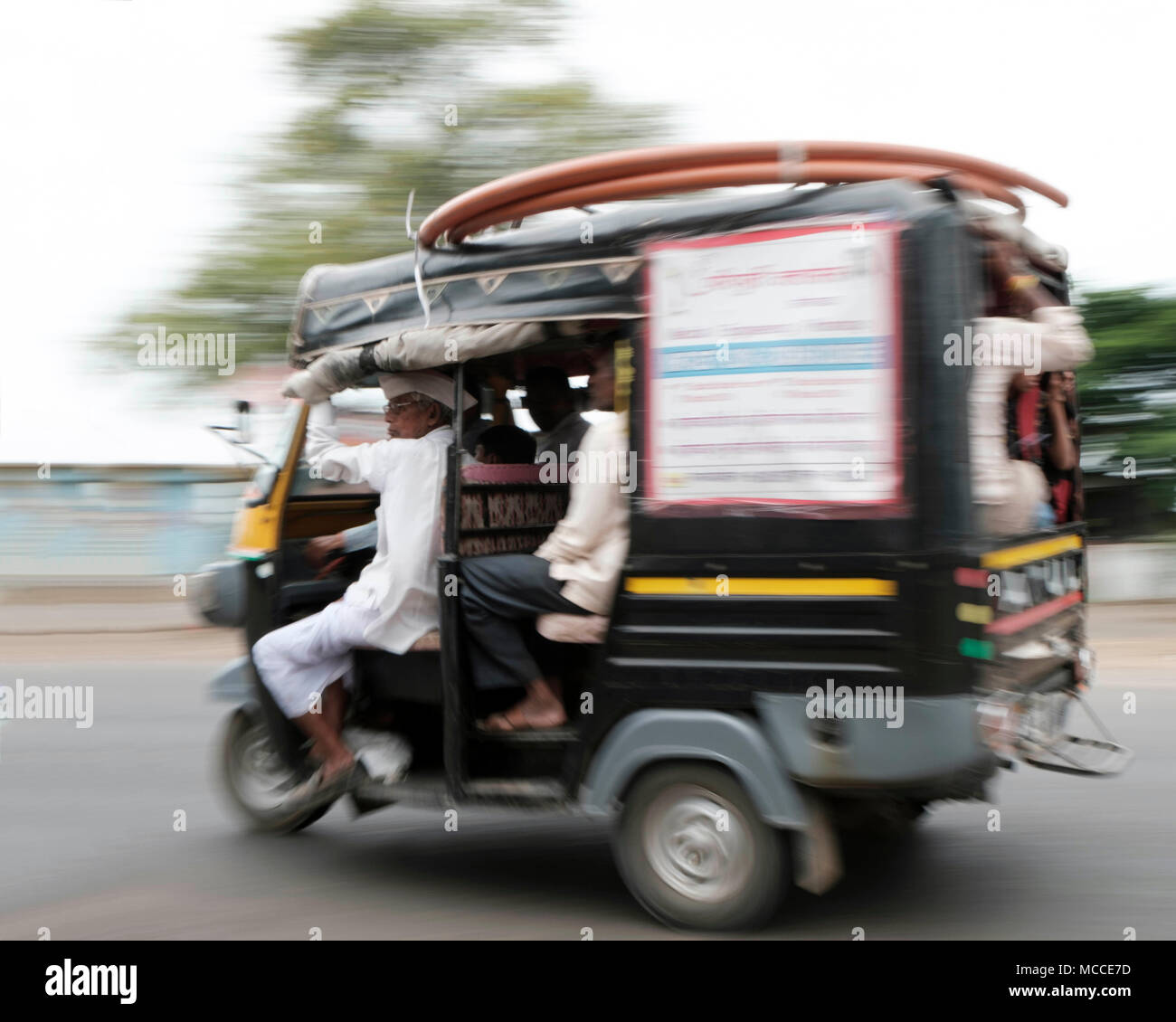 In rapido movimento di Bajaj motor rickshaw in India Foto Stock