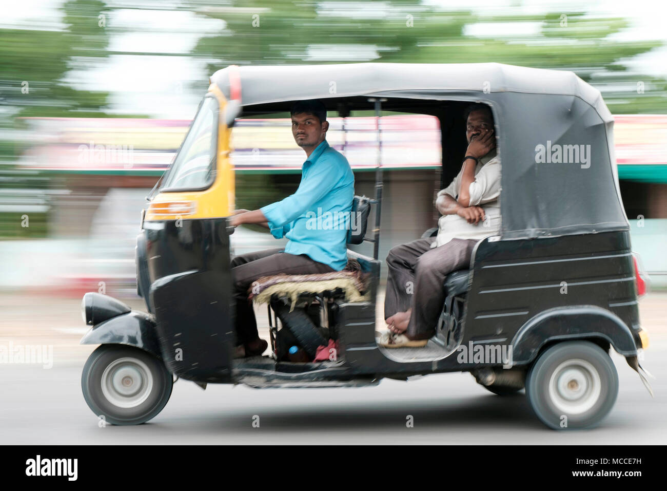 In rapido movimento di Bajaj motor rickshaw in India Foto Stock