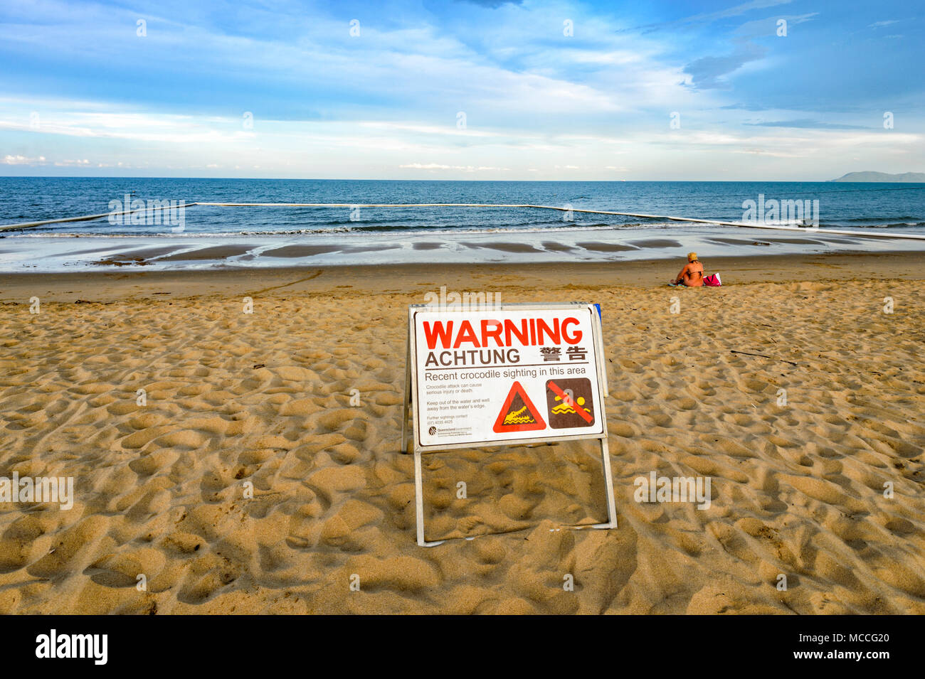 Segno di avvertimento di recente avvistamento coccodrilli in zona piscina della manopola di Yorkeys beach, vicino a Cairns, spiagge settentrionali, estremo Nord Queensland, FNQ, QLD, un Foto Stock