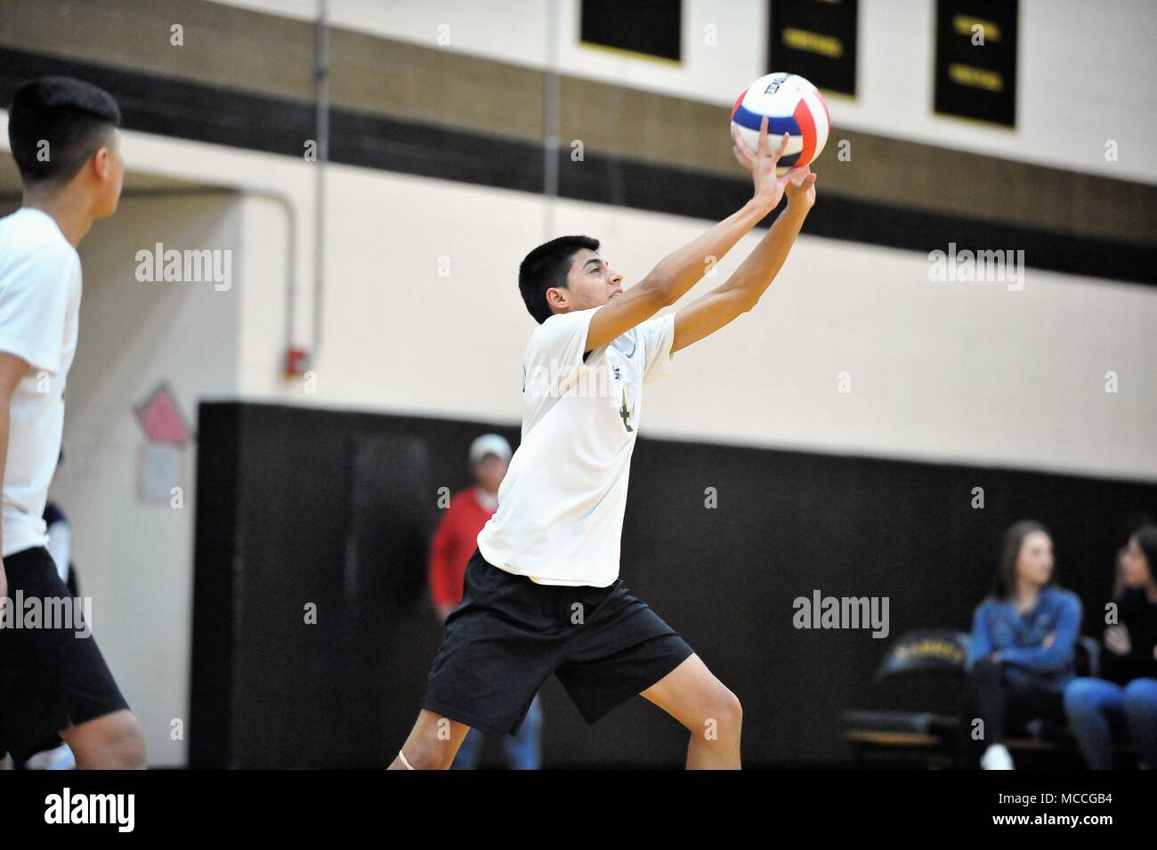 Player mantenendo un volley viva per estendere un punto controverso. Stati Uniti d'America. Foto Stock