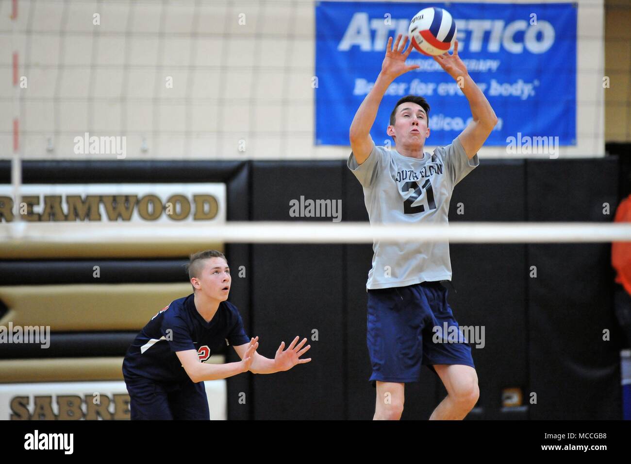 Player mantenendo un volley viva per estendere un punto controverso. Stati Uniti d'America. Foto Stock