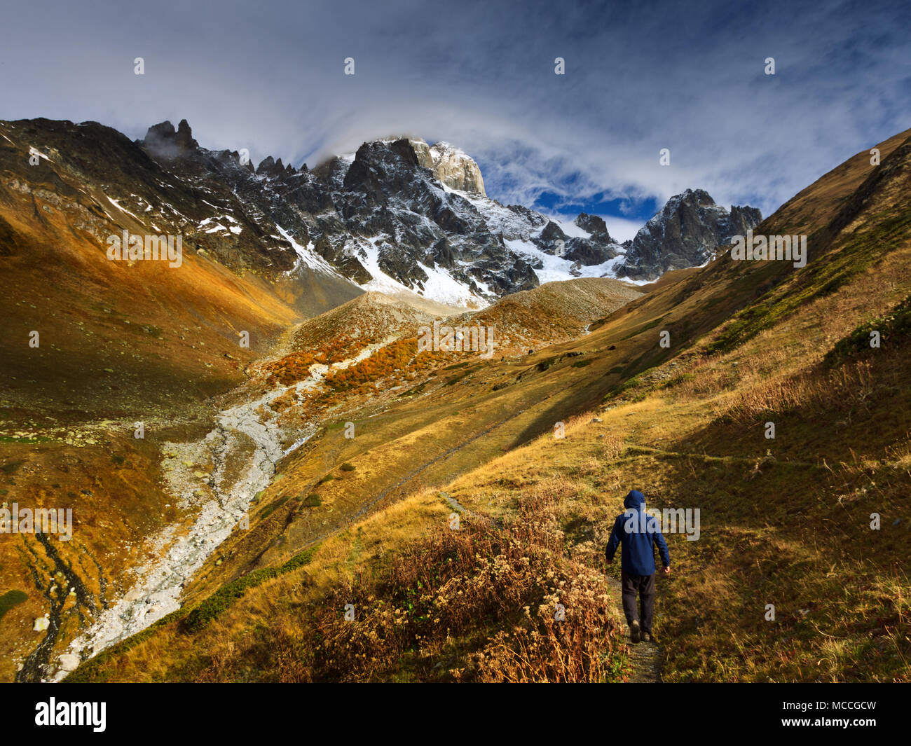 Escursioni da soli in maggiore montagne del Caucaso, Svaneti, Georgia. Foto Stock