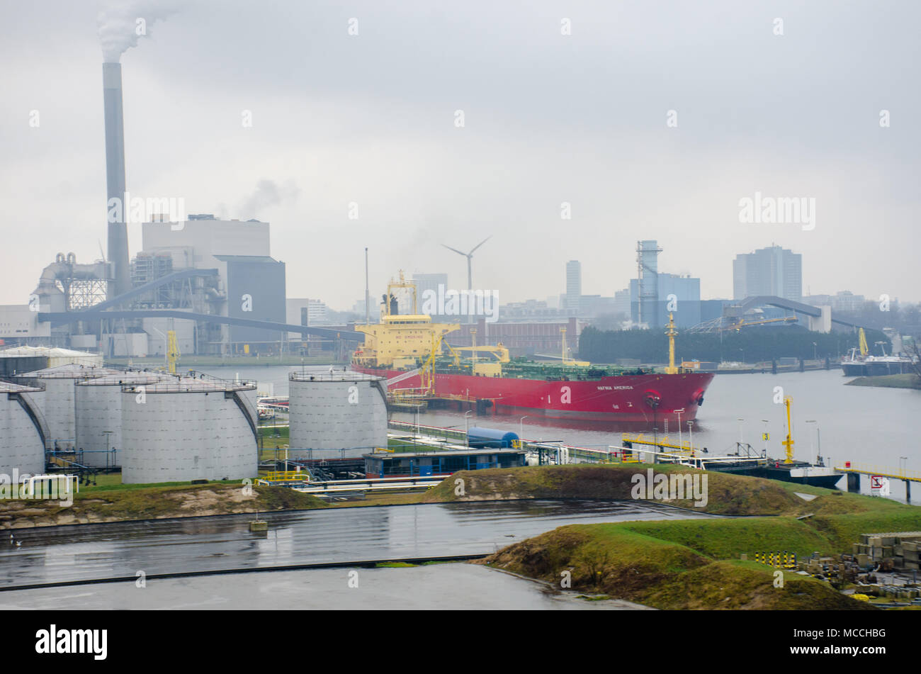 Mare del Nord Canal Amsterdam Paesi Bassi - 1 April 2018: Hafnia America nave da carico al di fuori dell area industrail sul Mare del Nord Canal Foto Stock