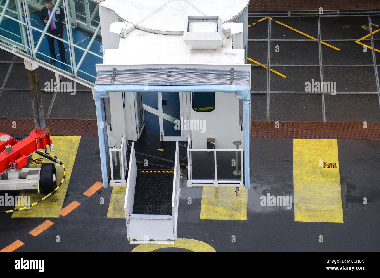 Amsterdam Paesi Bassi- 1 Aprile 2018: dettaglio dei grandi coperte gangplank essendo messa in posto su una nave da crociera Foto Stock