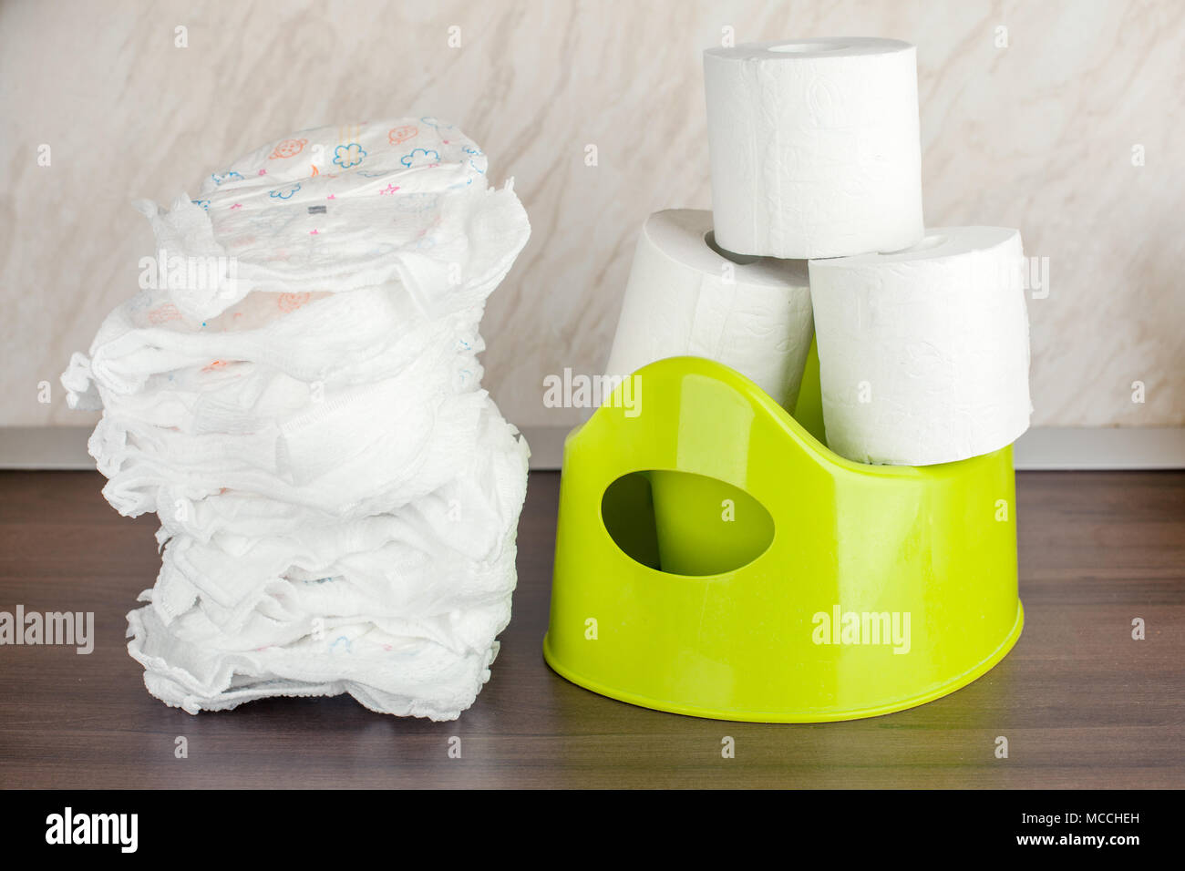 I bambini della toilette del pot verde, pannolini e carta igienica, il concetto di baby la transizione da pannolini alla toilette Foto Stock