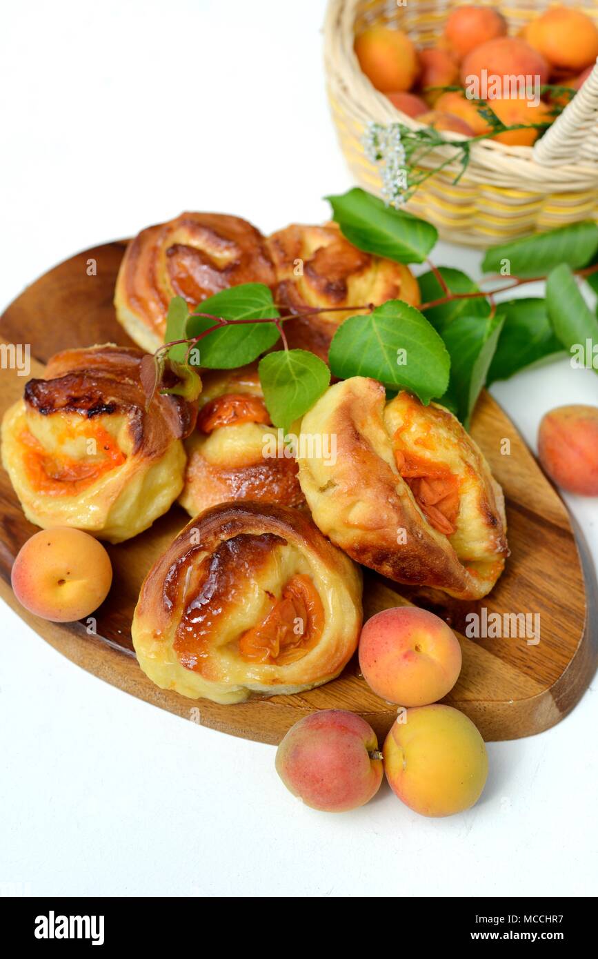 Focaccine fatte dalla pasta lievitata con confettura di albicocche Foto Stock