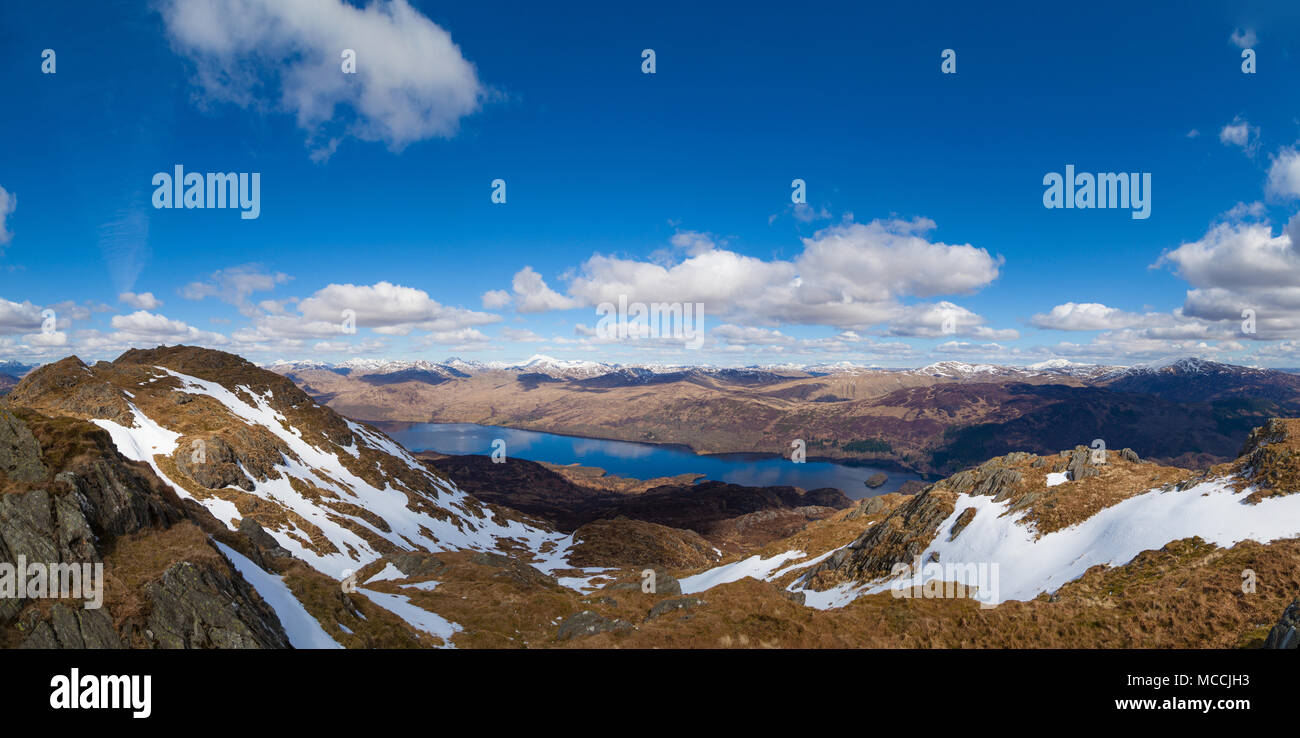 Il punto di vista del Loch Katrine dalla parte superiore della sede di Ben nel Trossachs Scozia. Foto Stock